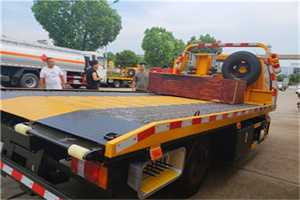 松岭附近拖车电话号码服务